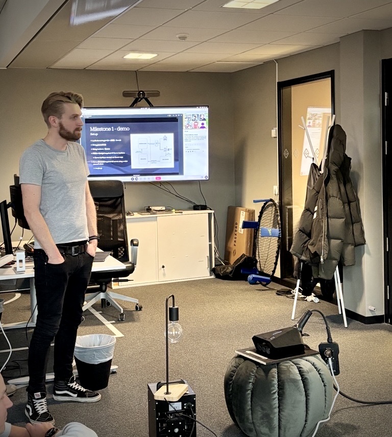 Inkopplad Easee-laddbox och fläkten och lampan som fick agera elbil